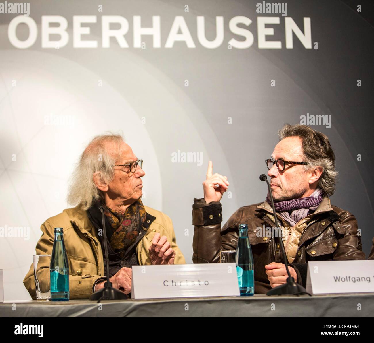 Der Künstler Christo, Links, mit Projektleiter Wolfgang Volz, Pressekonferenz zur Eröffnung der Ausstellung der Stockfoto