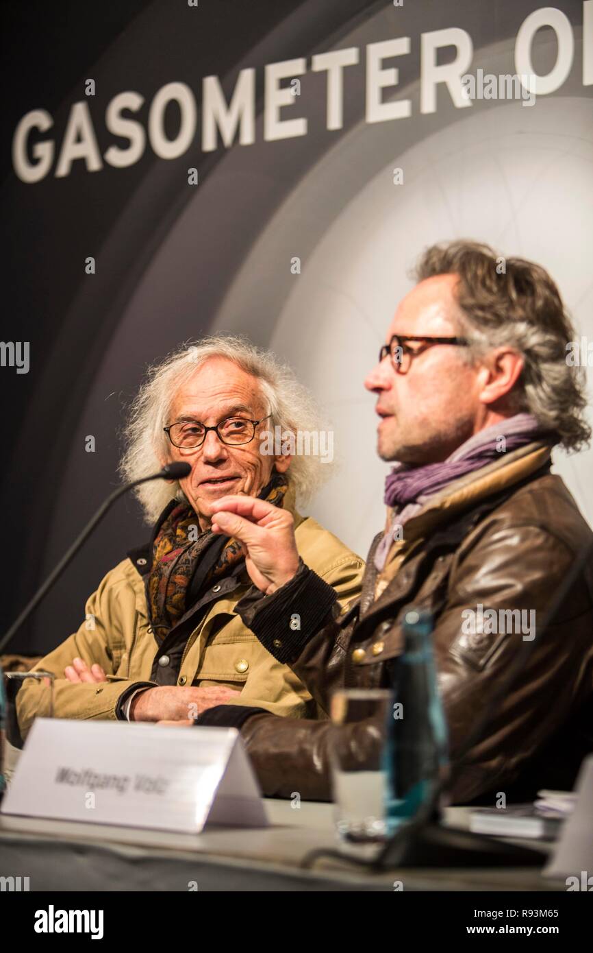 Der Künstler Christo, Links, mit Projektleiter Wolfgang Volz, Pressekonferenz zur Eröffnung der Ausstellung der Stockfoto