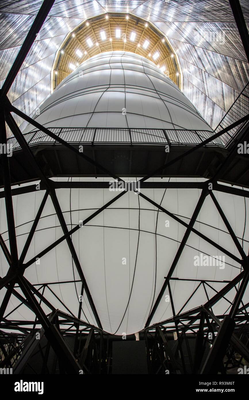 Installation von Christo, 90 Meter hoch, 50 Meter breit, bestehend aus  20.350 Quadratmeter Stoff und 4500 Meter Seil Stockfotografie - Alamy