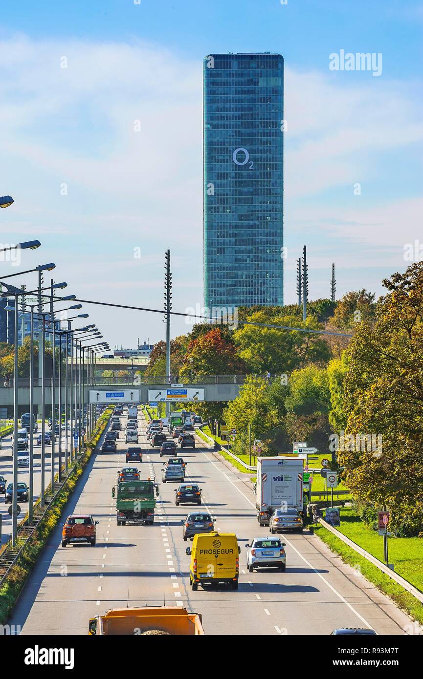 Straßenverkehr am Georg-Brauchle-Ring mit O2 Tower, München, Oberbayern,  Bayern, Deutschland Stockfotografie - Alamy