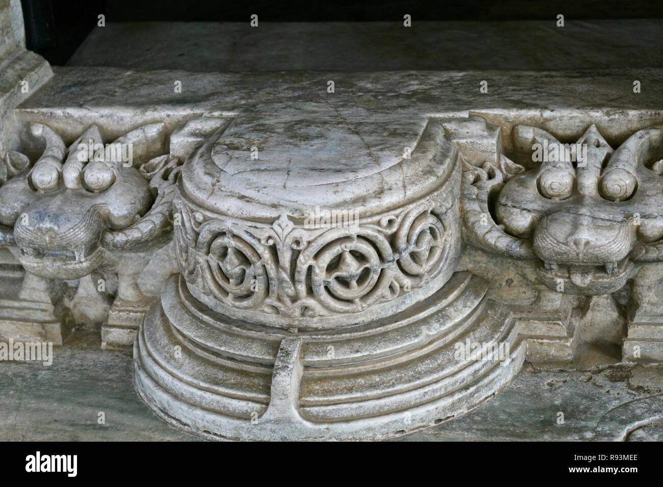 Einen geschnitzten weißen Marmor Sitz mit frechen Dämonen entweder Seite in Indien Stockfoto