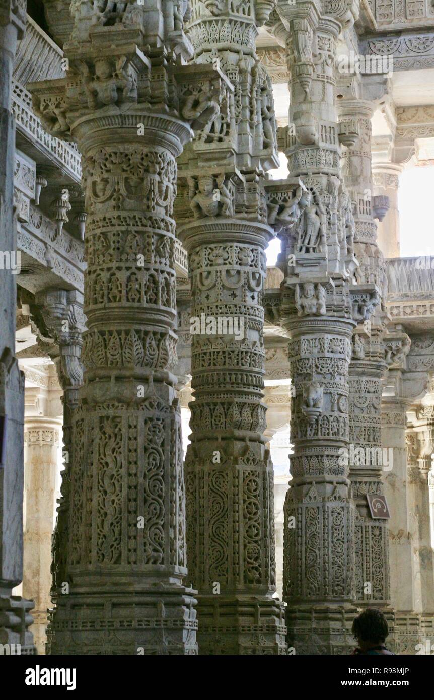 Fein geschnitzten weißen Marmorsäulen in einem indischen Tempel Stockfoto