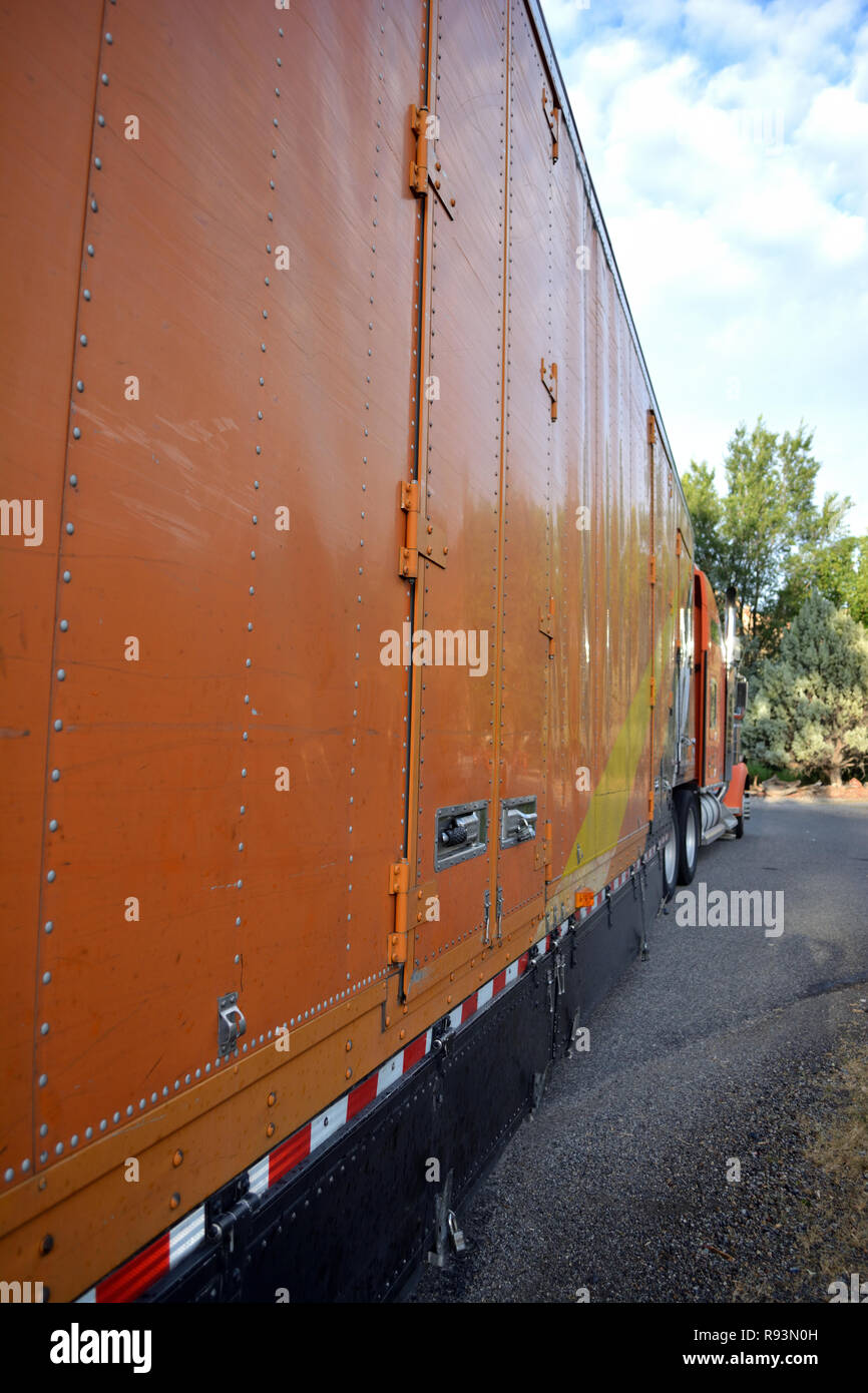 Van ist mit einem 3-Schlafzimmer Haus bereit für eine zwischenstaatliche bewegt. Die wirtschaftlichen Auswirkungen der Bewegung der Industrie im Jahr 2016 85,7 Mrd. $. Stockfoto