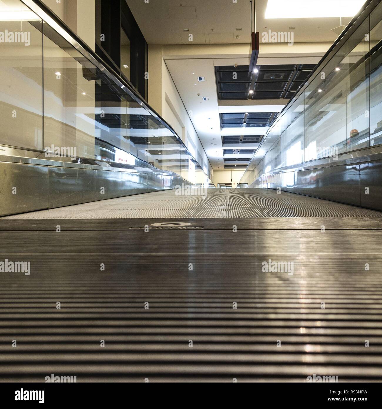 Die lange Fahrsteige Anschließen des Pier Süd mit dem Hauptterminal am künftigen Hauptstadtflughafen BER haben stationäre für mehr als sechs Jahre gewesen. Die immer wieder verschobene Öffnung ist jetzt für Oktober 2020 geplant. (11. Dezember 2018) | Verwendung weltweit Stockfoto