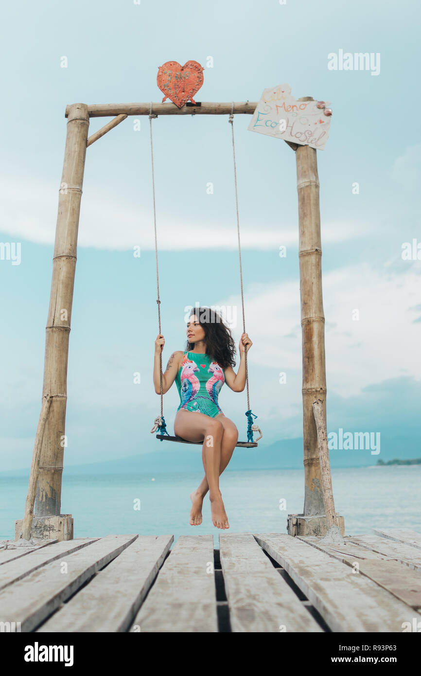 Happy Traveler Frau im Bikini Freude entspannen in schöner Natur Stockfoto
