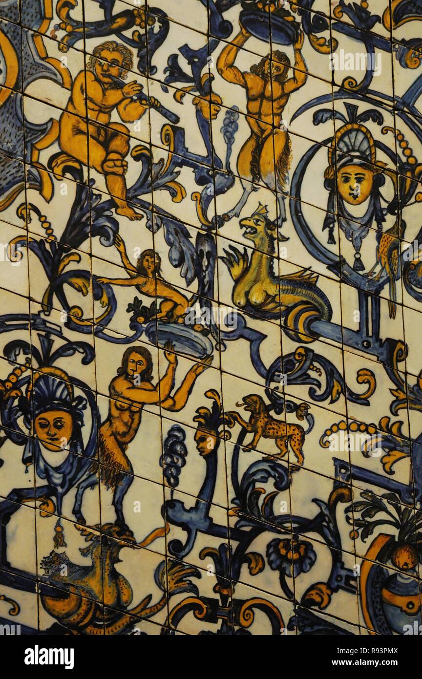 ARTE RENACIMIENTO. PORTUGAL. Panel de AZULEJO con decoración de tipo mitológico. Es un sillar de Escalera procedente del Convento de San Benito de Saúde (Sao Bento da saúde) de Lisboa. Fechado hacia El año 1650. Museo del Azulejo. Lisboa. Portugal. Stockfoto