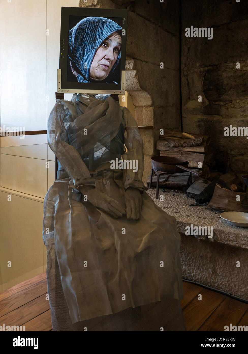 Story Telling Schaufensterpuppe, die mit einem Monitor als Leiter im Torres de Allo Pazo, Zas, La Coruña, Spanien Stockfoto