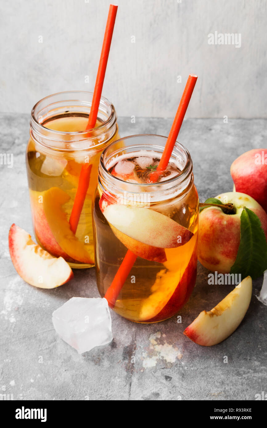 Pfirsich Nektarine kalten Eistee lemonad verschiedene Zutaten 2 Gläser Glas auf grauen Hintergrund. Stockfoto