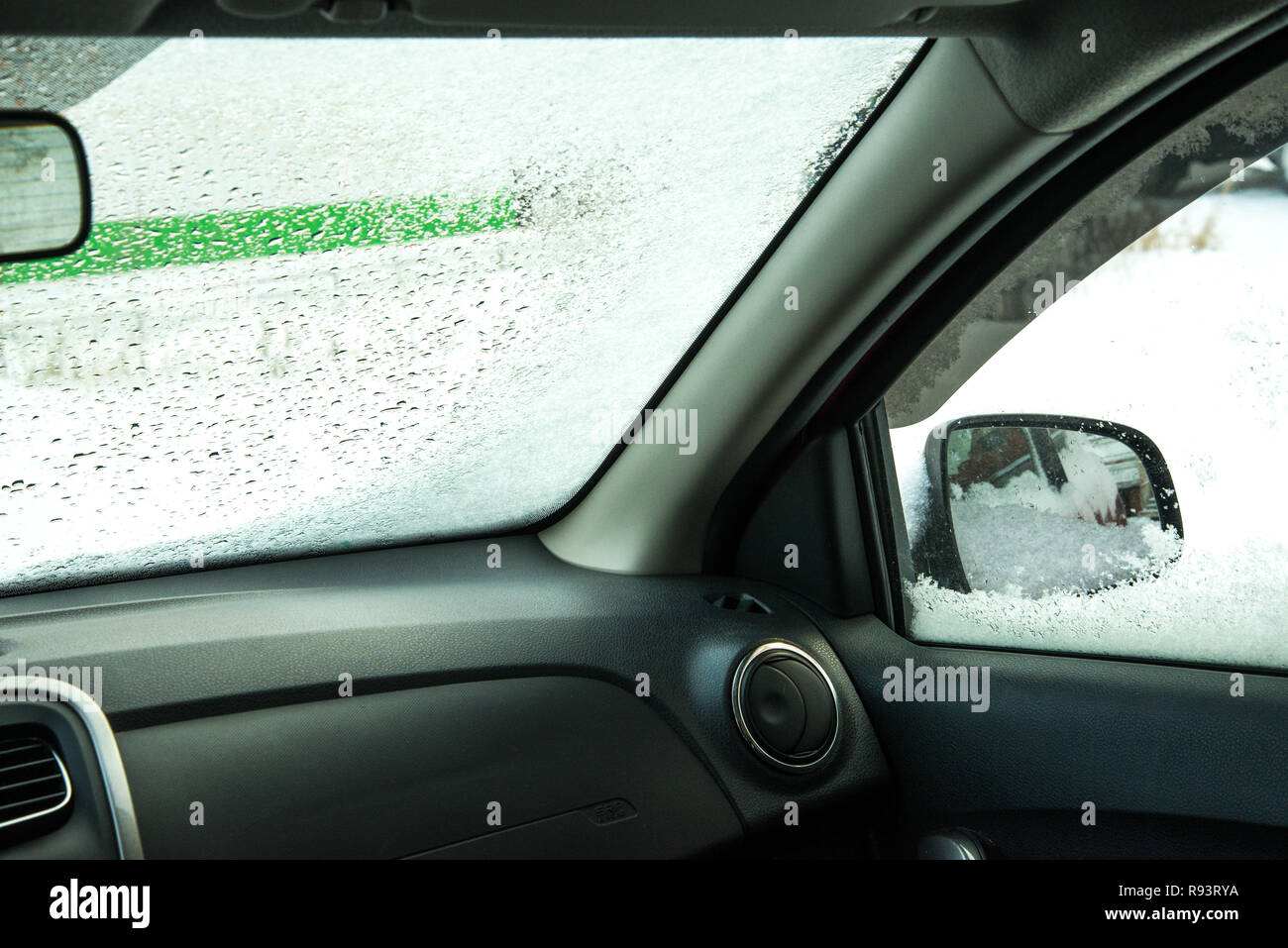 Auto Fenster unter einer Schicht von Schnee-internen suchen, Winter  gefroren Auto Fenster Ansicht von innen Stockfotografie - Alamy