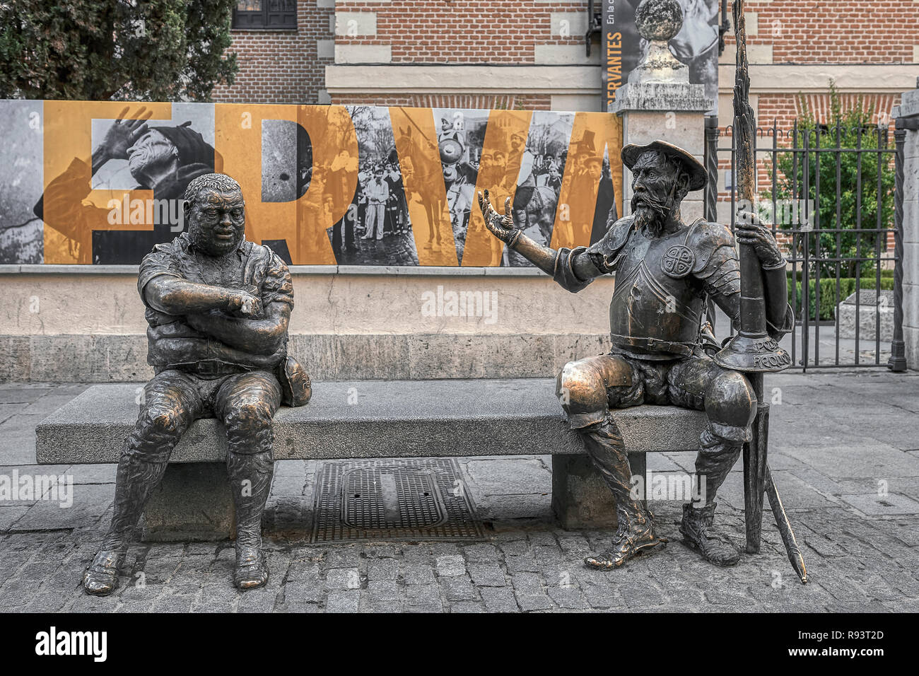 Statue Von Don Quijote Und Sancho Panza Auf Einer Strasse Bank In Der Cervantes Museum Haus In Alcala De Henares Madrid Spanien Europa Stockfotografie Alamy