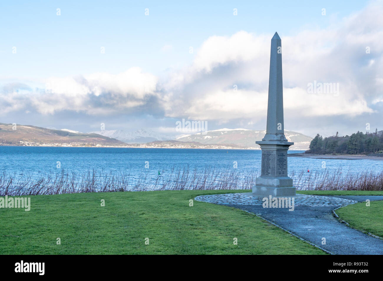 Dunoon und die Argyle Hügel mit Blick über den Heiligen See von Gourock mit inverkip Punkt Parkplatz Stockfoto