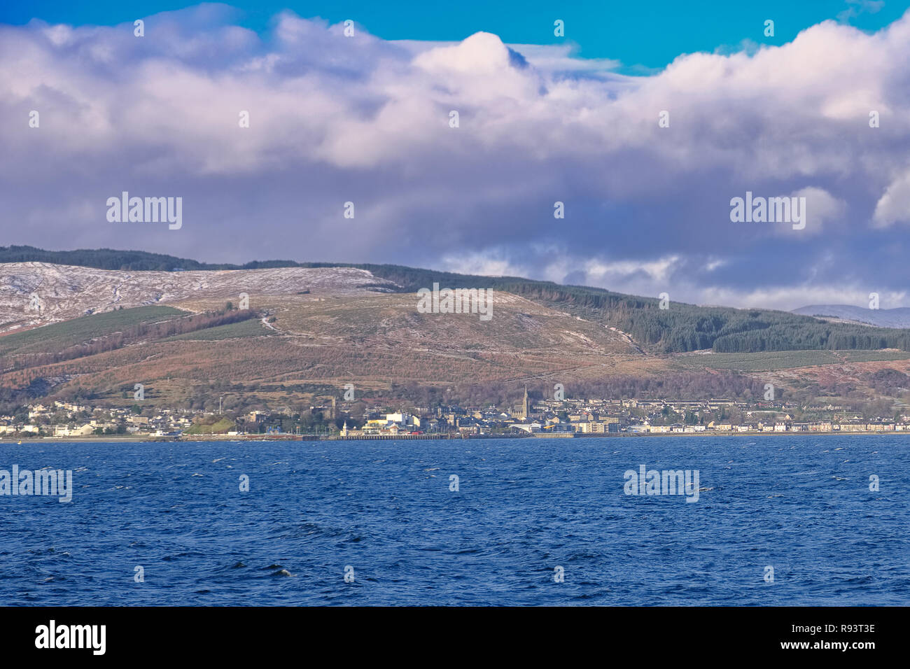 Dunoon und die Argyle Hügel mit Blick über den Heiligen See von Gourock mit den ersten Anzeichen von Schnee auf den Hügeln im Dezember Stockfoto