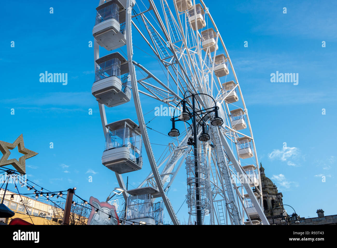 Ein Riesenrad vor einem strahlend blauen Himmel im Winter. Stockfoto