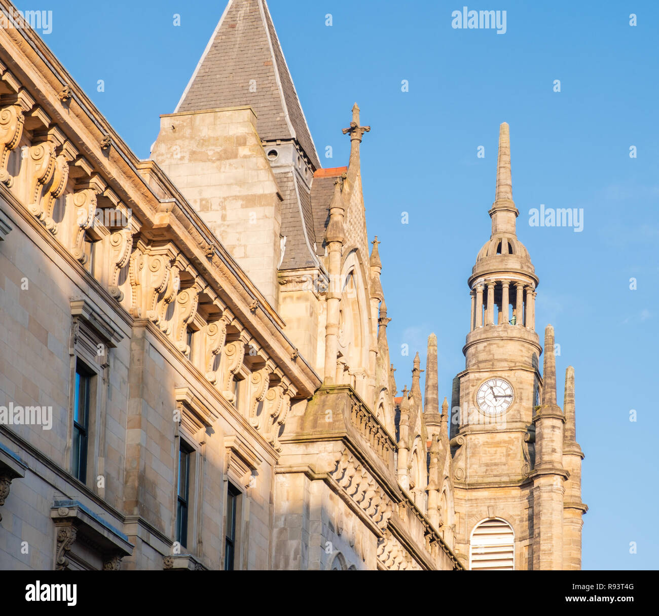 Glasgow, Schottland, Großbritannien - Dezember 14, 2018: Clock Tower und Gebäude aus der Zeit der alten St Georges Tron Pfarrkirche in Nelson Mandela Platz Glasgow. Stockfoto