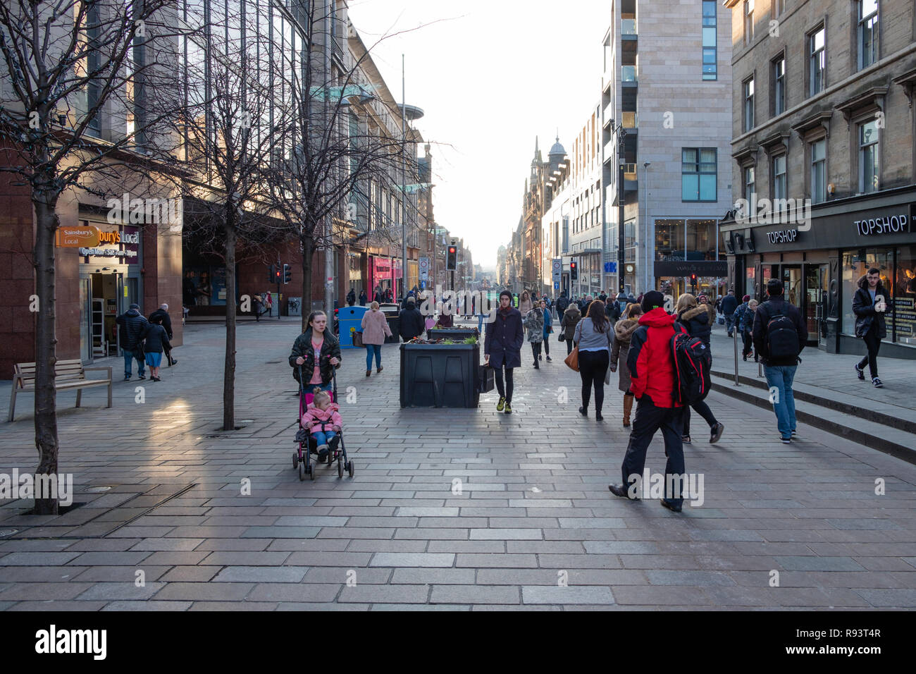 Glasgow, Schottland, Großbritannien - Dezember 14, 2018: Auf der Suche Buchanan Street im Stadtzentrum von Glasgow auf dem Vorfeld zu Weihnachten. Stockfoto