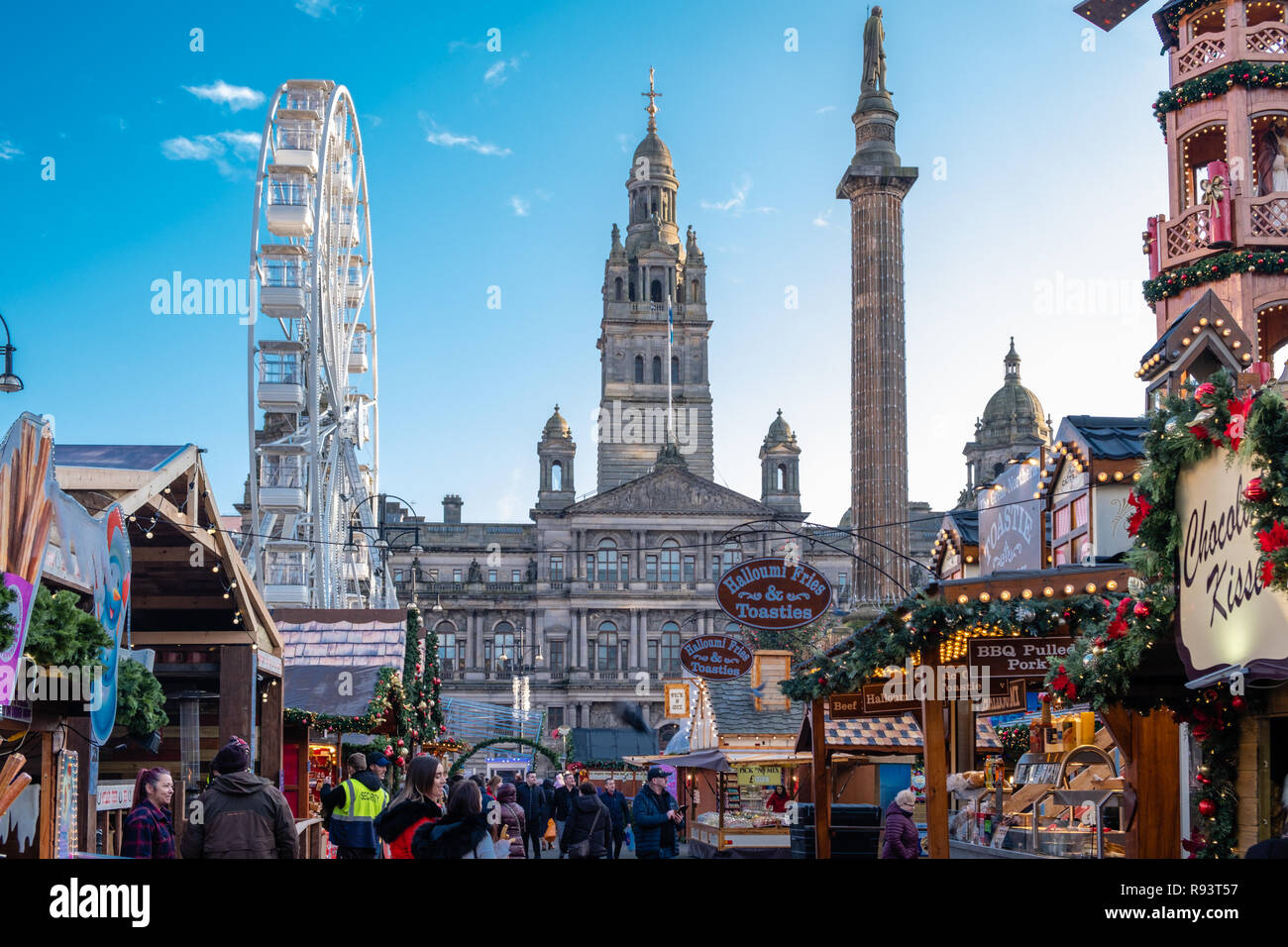 Glasgow, Schottland, Großbritannien - Dezember 14, 2018: Auf dem George Square in Glasgow und der Weihnachtsmarkt auf dem Platz im Vorfeld zu Weihnachten. Stockfoto