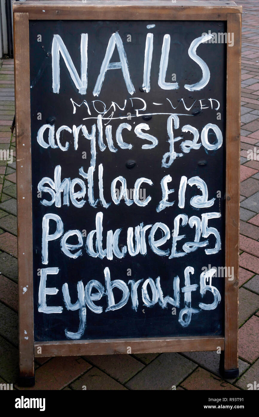 Blackboard außerhalb eines Kosmetik Nagelstudio in North East England mit Preisen für die Behandlung Stockfoto
