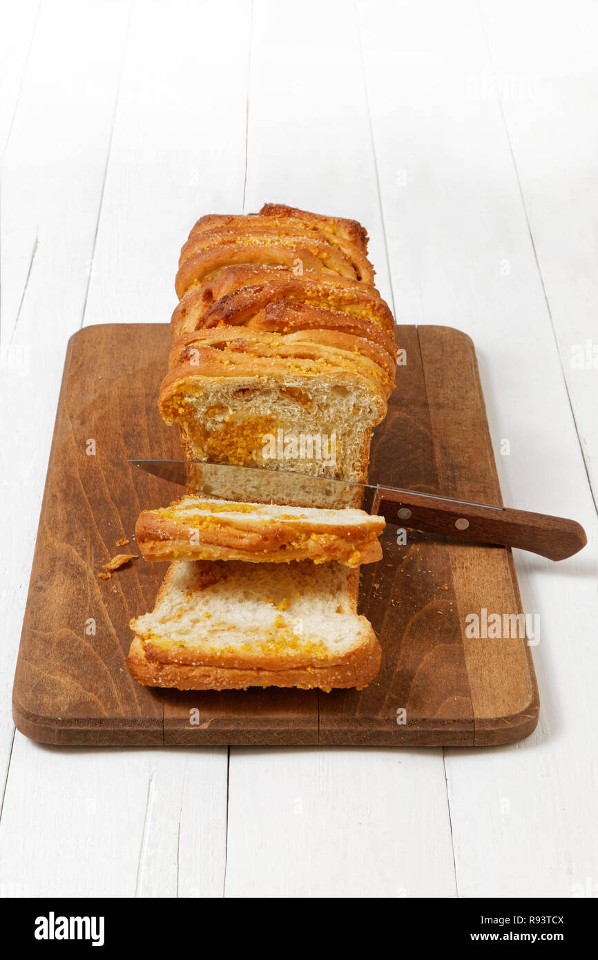 Hausgemachter Hefe Brot mit Orangenschale und Walnüsse auf weissem Holztisch. Stockfoto