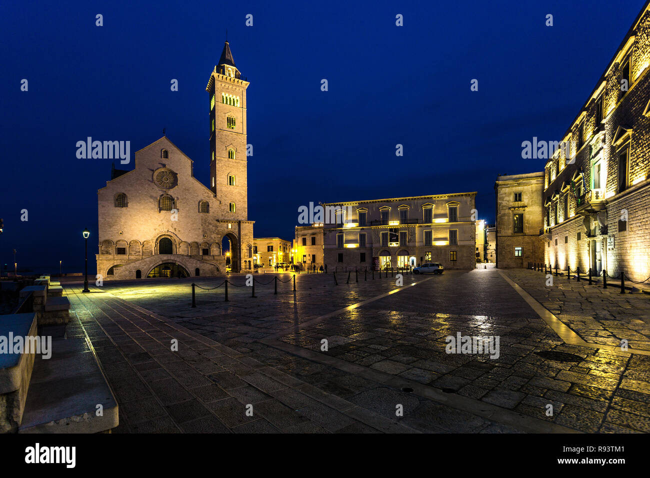 Blaue Stunde am Cathedral Square, Trani Stockfoto