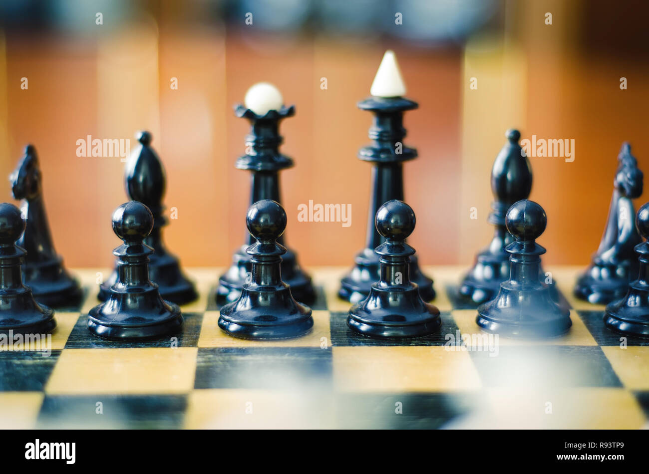 Schach Figuren auf einem Brett Stockfoto