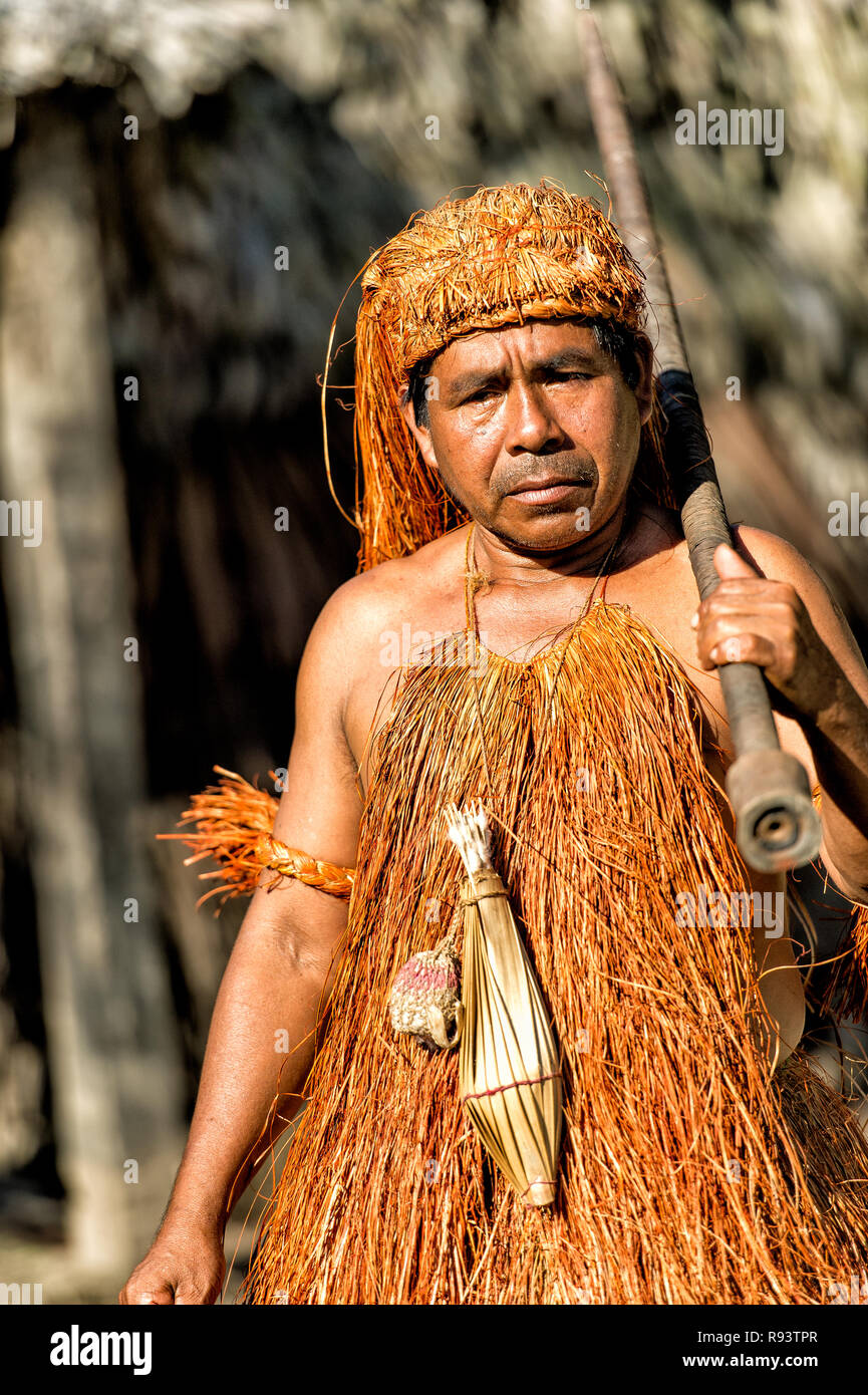 Yagua Inder mit traditionellem Kopfschmuck und Pacuna Stockfoto