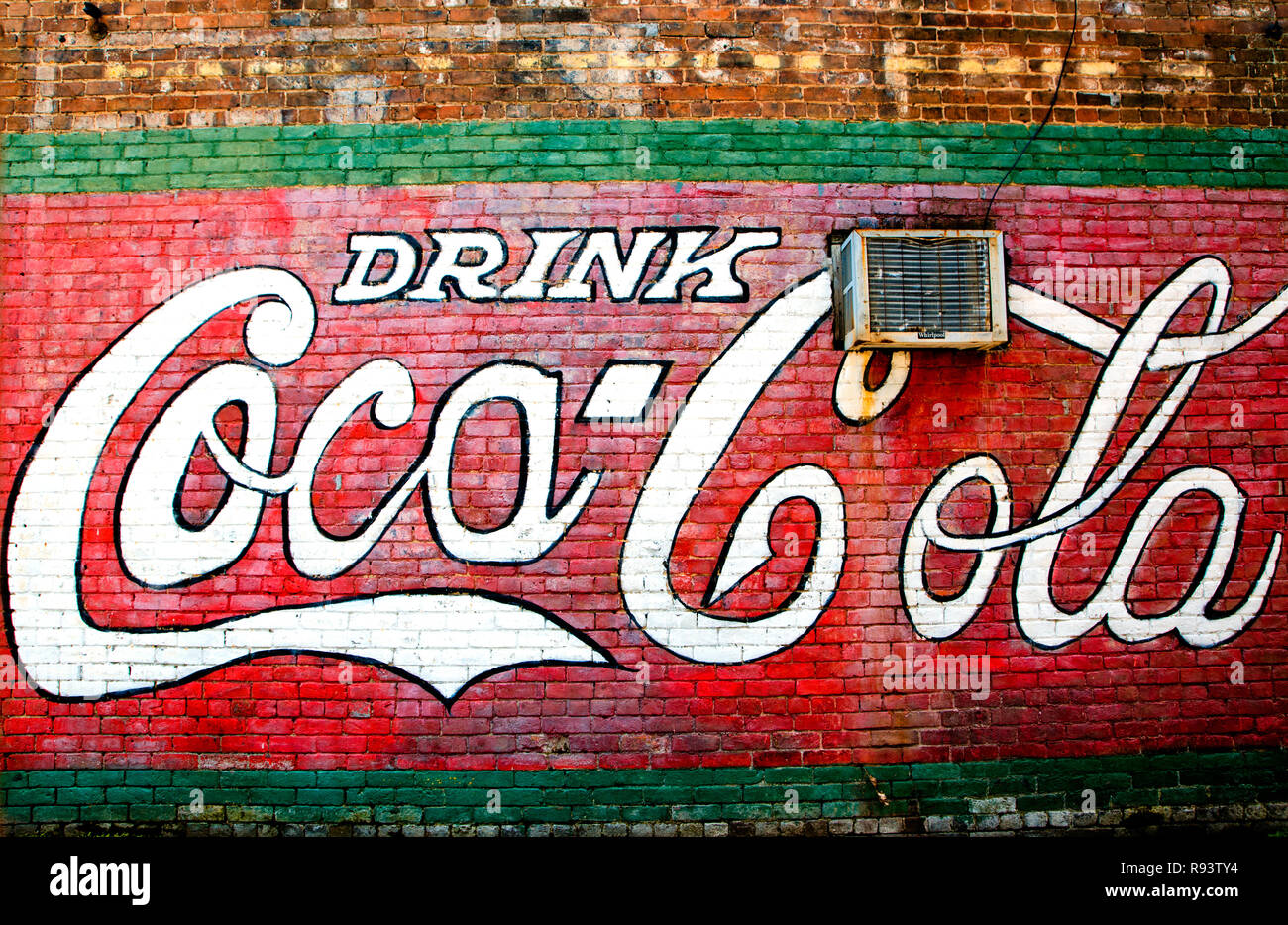 Ein Coca-Cola-Wandgemälde schmückt die Seite eines Gebäudes in der Innenstadt von Wasser Tal, Mississippi. Stockfoto