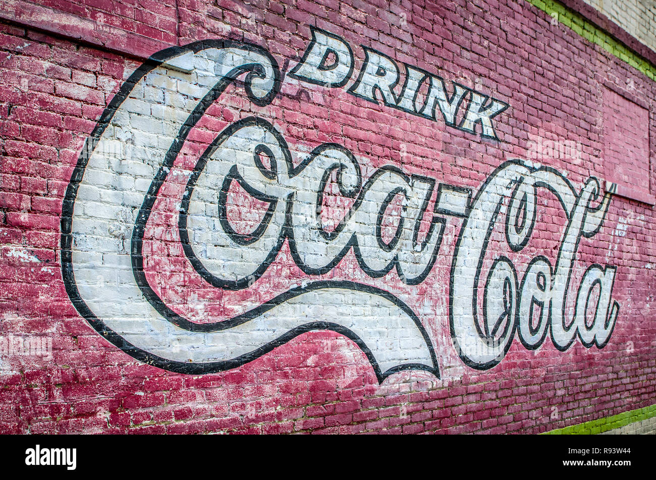 Ein vintage Coca Cola Werbung deckt die Wand eines Gebäudes in der Innenstadt von West Point, Mississisppi. Stockfoto
