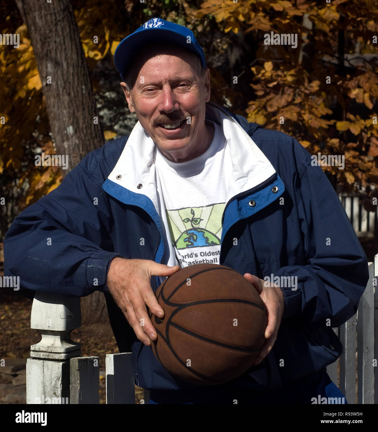 Ken Mink, 73, posiert für ein Foto, November 8, 2008 in seinem Haus in Knoxville, Tennessee. Stockfoto