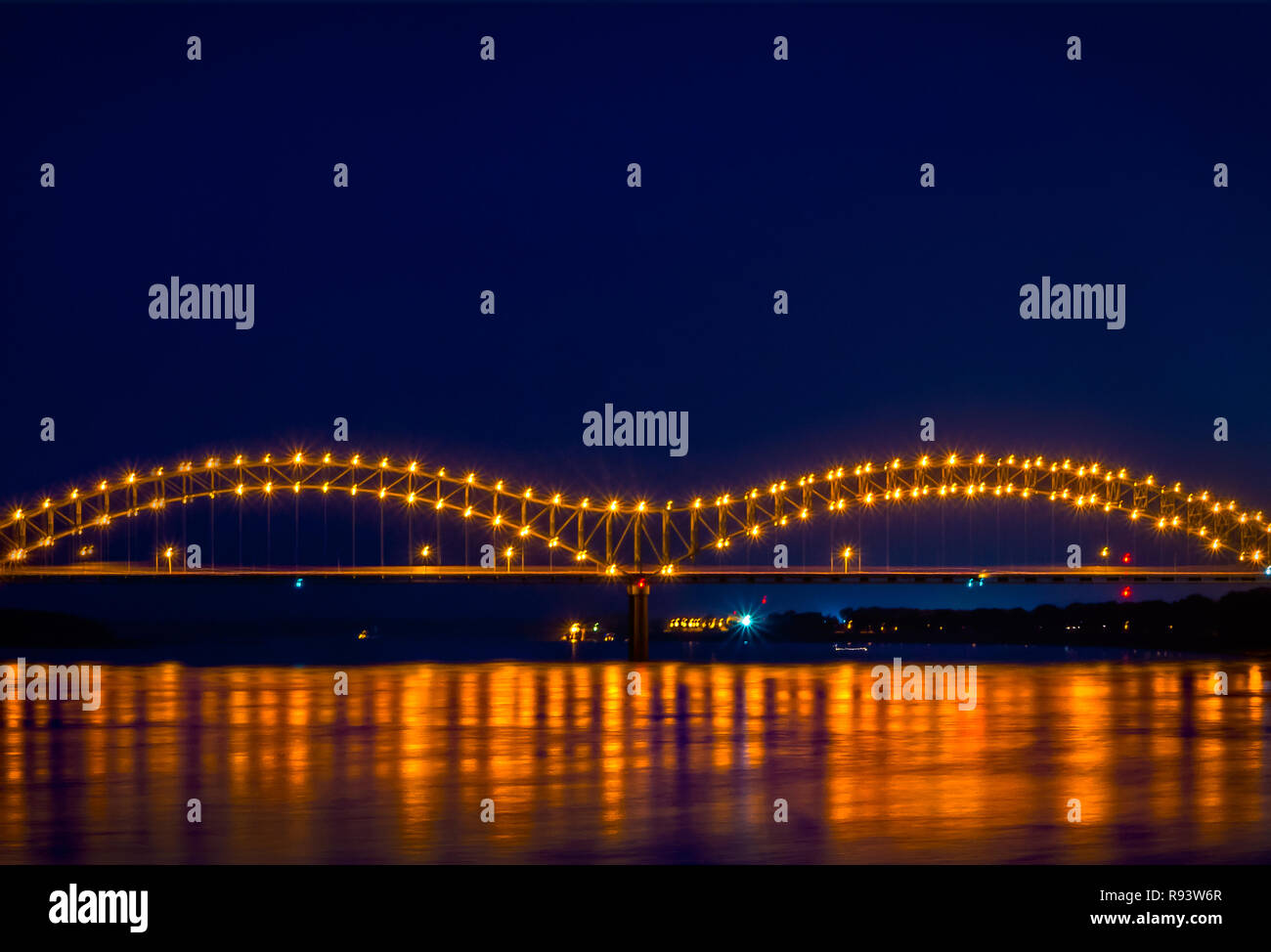 Die Hernando de Soto Brücke, auch genannt das M Brücke, dargestellt ist in der Nacht, Sept. 5, 2015, in Memphis, Tennessee. Stockfoto