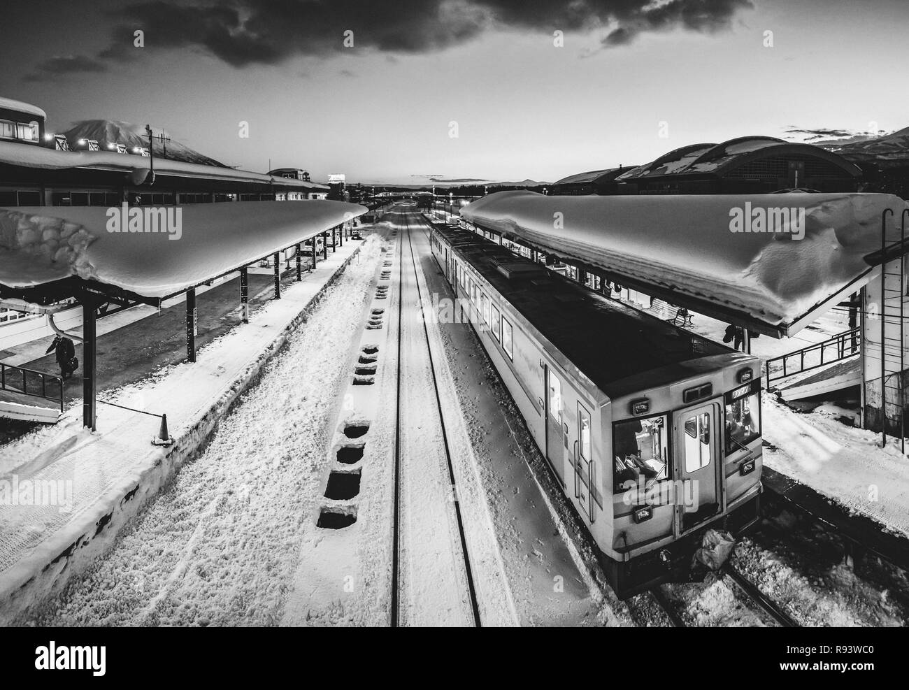 Ein Zug gerade in Kutchan Station auf der Japan Rail (JR) Hakodate Linie kam in Hokkaido die umliegenden Niseko Region dienen. Hokkaido, Japan. Stockfoto