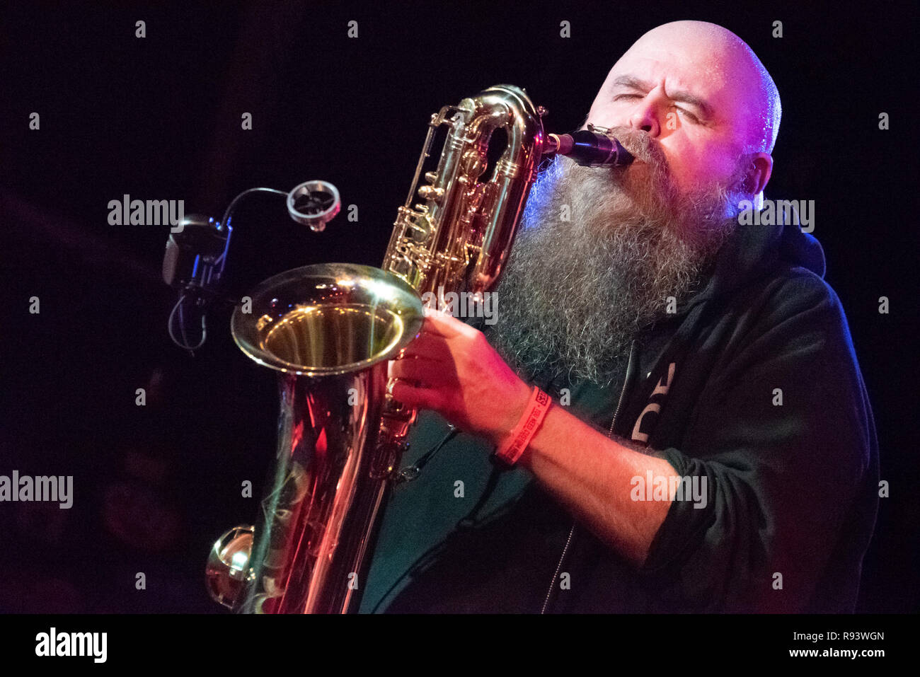 Dan Michaels des Alternative Rock Band der Chor am Saxophon bei einem live Konzert in Atlanta, Georgia und weinten. Stockfoto