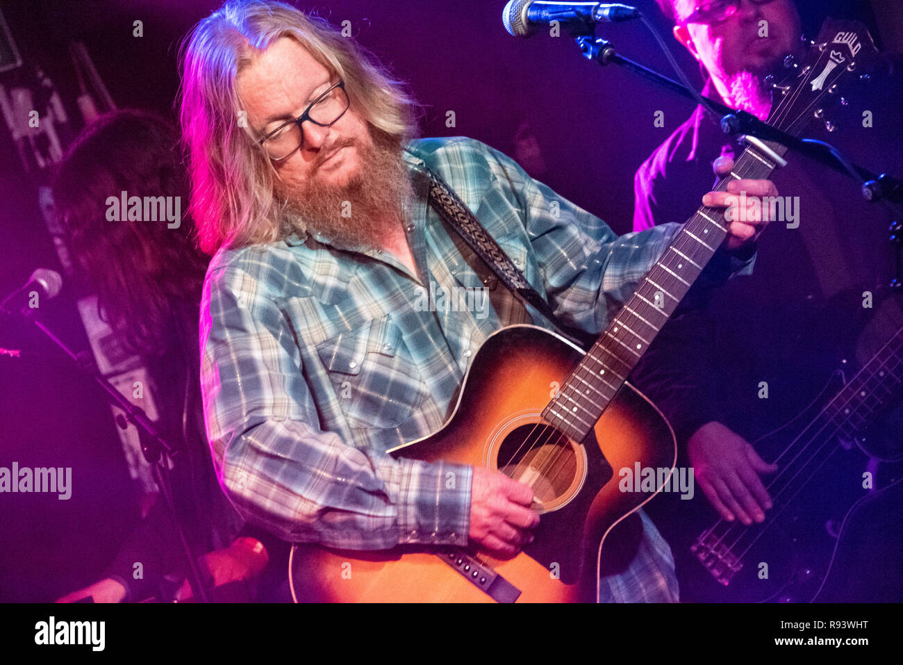 Derri Daugherty des Alternative Rock Band der Chor, zusammen mit Mitgliedern der Smalltown Dichter, live in Midtown Atlanta, Georgia. (USA) Stockfoto