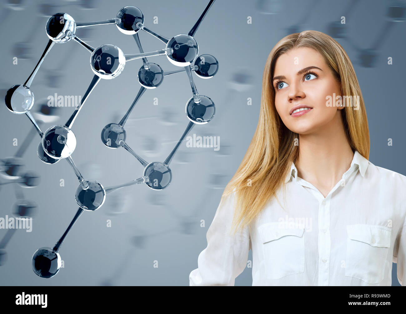 Junge Frau auf der Suche nach Glas Moleküle. Stockfoto