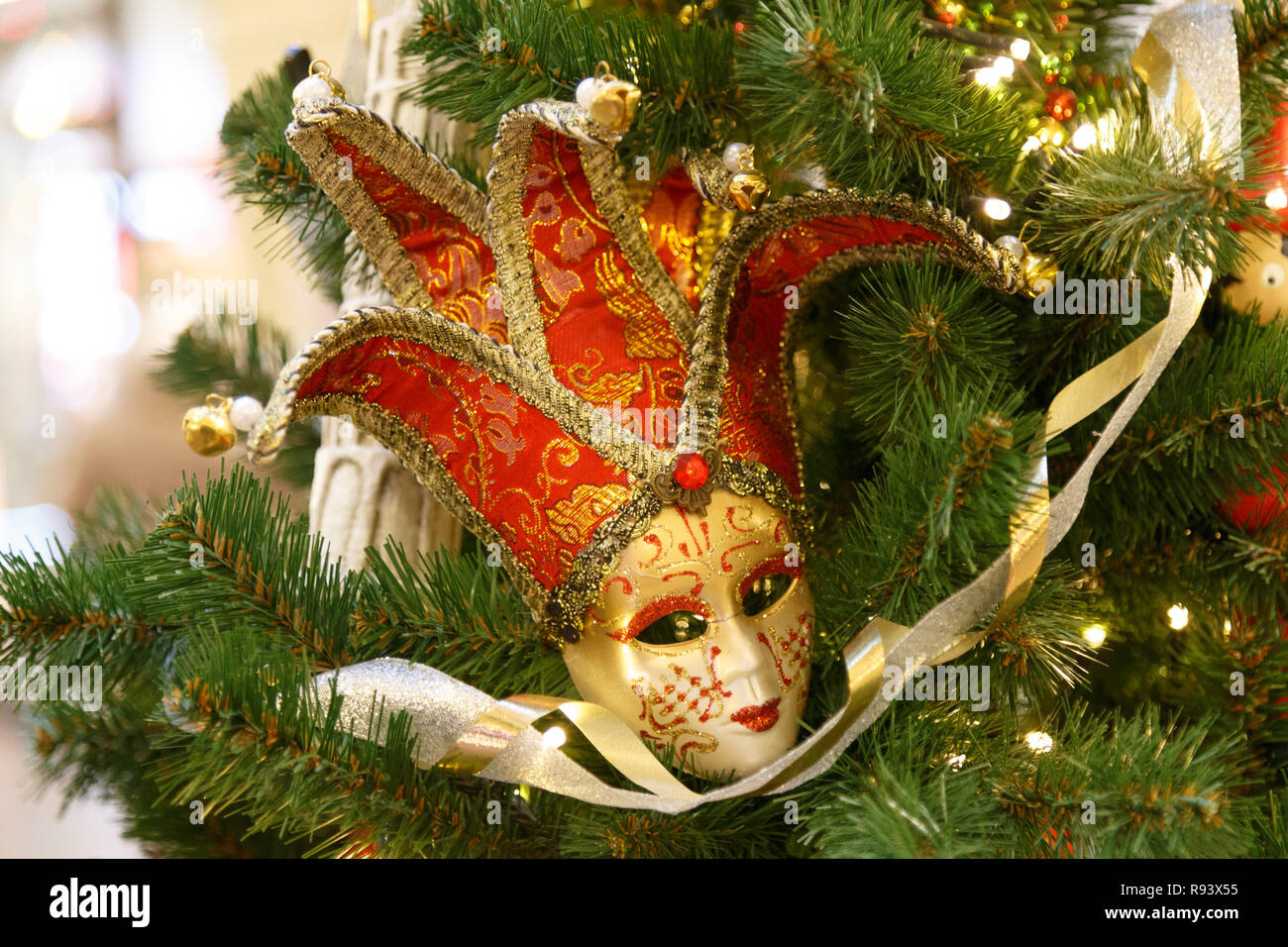 Schönen Karneval Maske hängen an den Weihnachtsbaum im Hintergrund der helle Weihnachten Dekorationen. Stockfoto