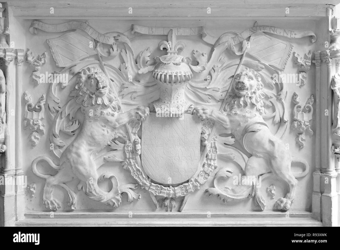 Wappen, Flachrelief auf der Fassade des Gebäudes. Stockfoto