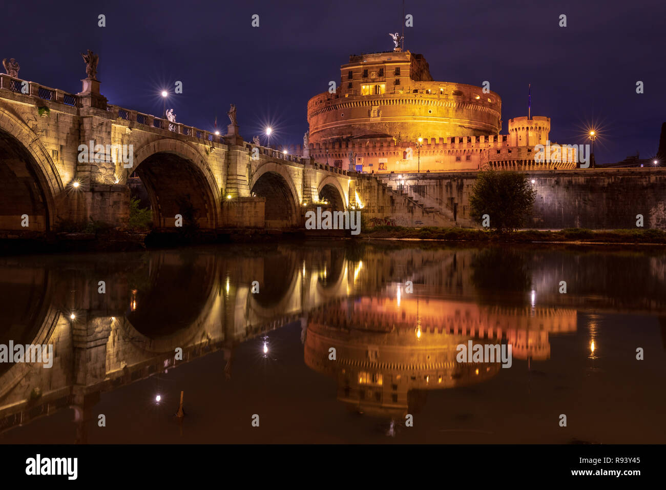 Beleuchtete Castel Sant'Angelo und Ponte Sant'Angelo Bridge bei Nacht, Rom, Latium, Italien Stockfoto