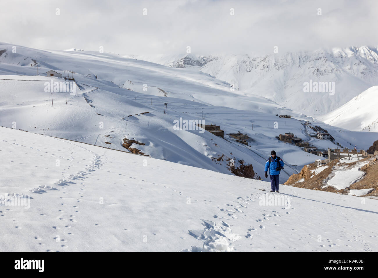 Ein Trekker Spaziergänge in schweren Schnee in Kibber Dorf in Spiti Tal auf der Suche nach Snow Leopard im Winter im Himalaya. Stockfoto