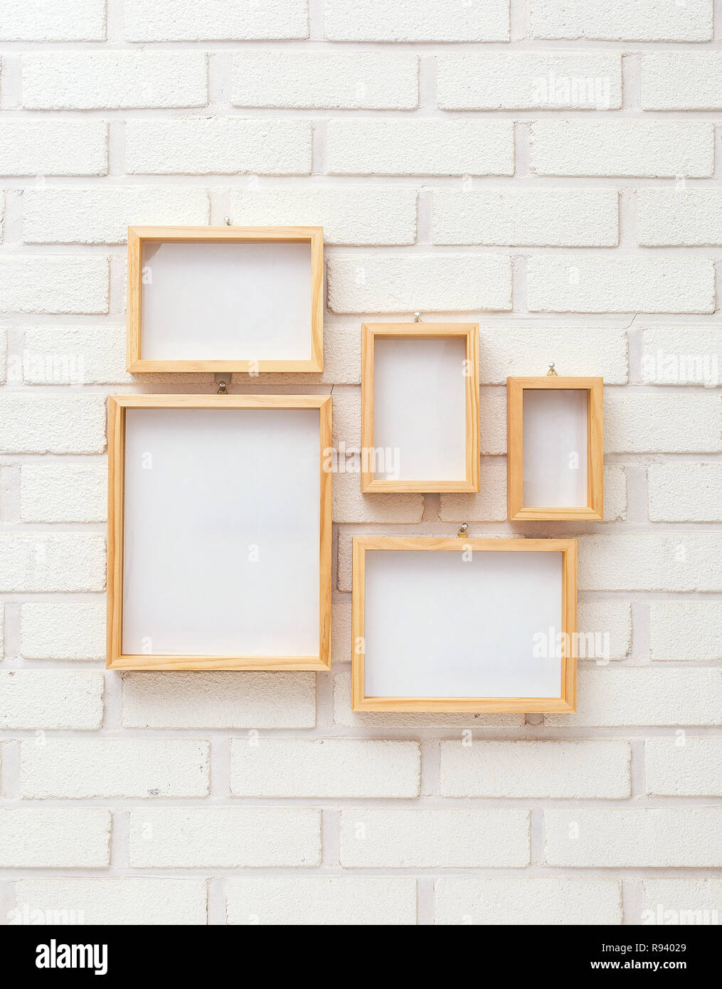 Holzrahmen auf einer weißen Wand Stockfoto