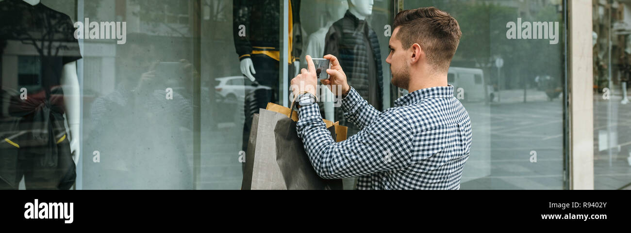 Man nimmt ein Foto von einem Schaufenster eines Fashion Store Stockfoto