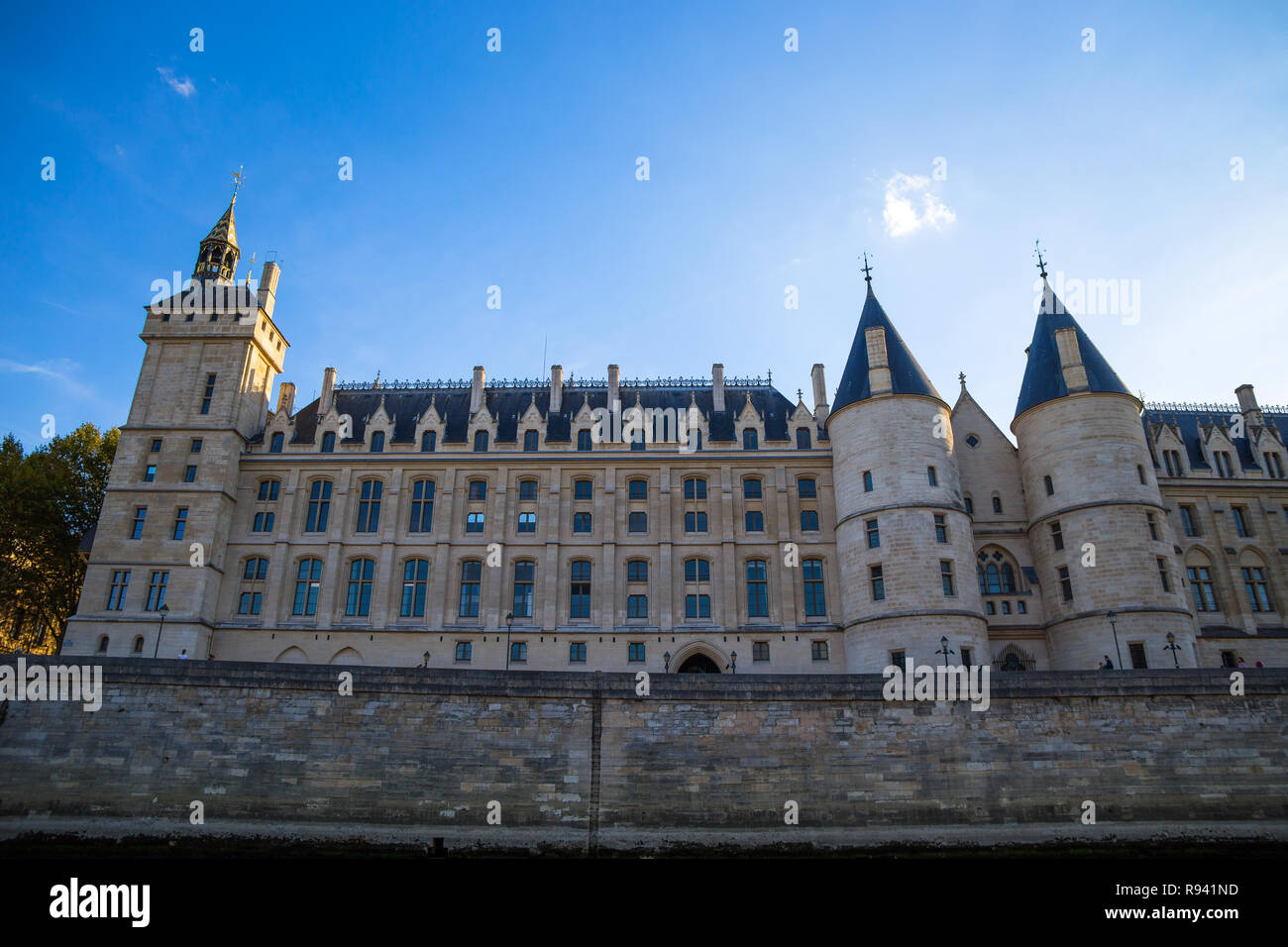 PARIS, Frankreich, 6. September 2018 - Die Conciergerie Schloss von der Seine in Paris, Frankreich Stockfoto