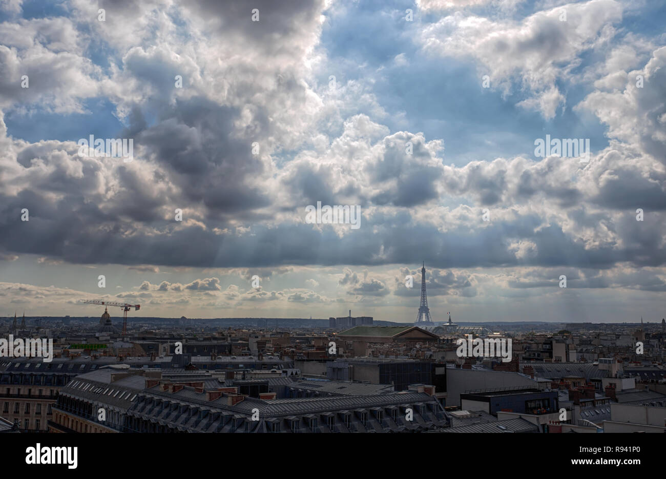 Luftaufnahme von Paris, Frankreich, unter einem bewölkten Himmel Stockfoto
