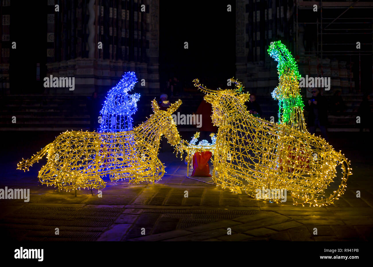 Genua, Italien, 11. Dezember 2018 - in der Nähe von Weihnachten Krippe mit bunten Lichtern beleuchtet Stockfoto