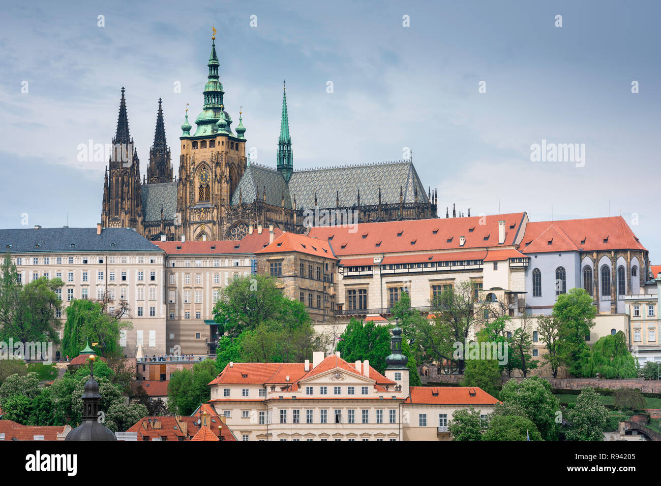 Die Prager Burg Kathedrale, Sicht auf die hradcany Bezirk mit der Prager Burg Gebäude und das Dach und die Türme von St. Vitus Kathedrale auf die Skyline. Stockfoto