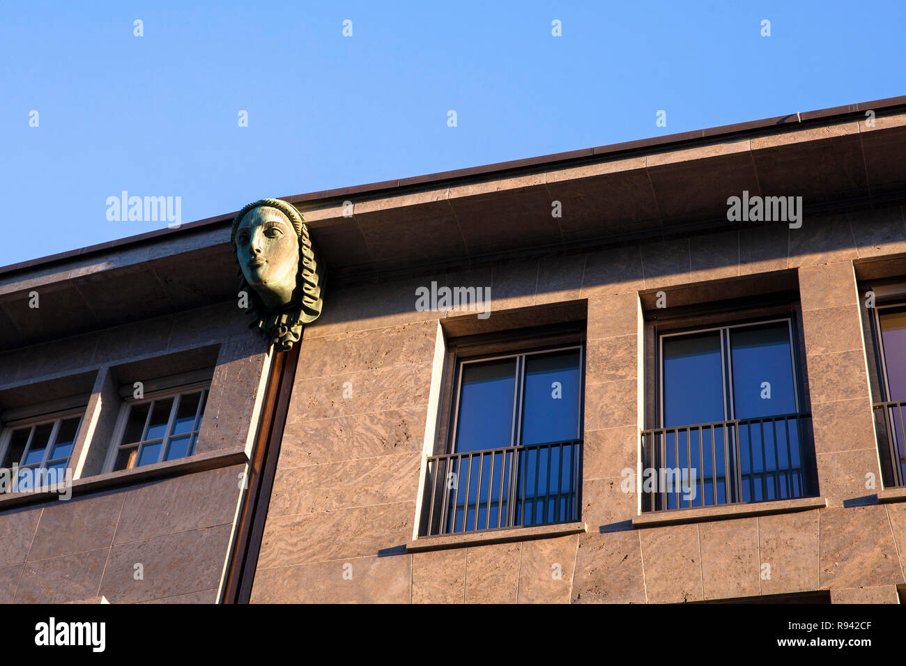 Kopf auf einer Fassade eines Bürogebäudes in der Von-Werth Straße in der friesischen Viertel, Köln, Deutschland. Kopf einer Einems Buerogebaeude in der Von-Werth Stockfoto