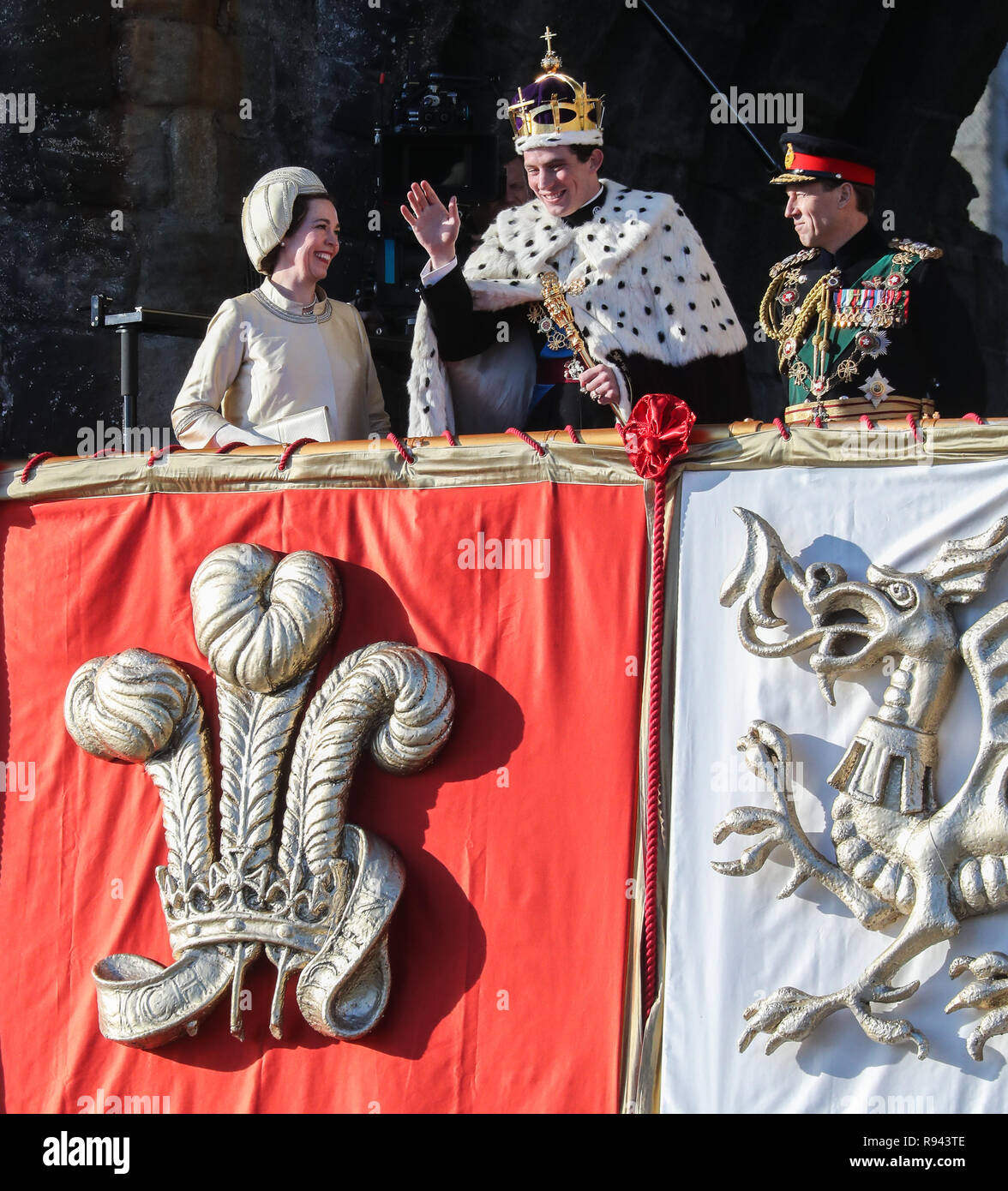 Olivia Colman, Josh O'Connor und Tobias Menzies Film eine Szene für die Netflix Drama in Caernarfon Castle. Die Königin präsentiert die neu investiert, Prinz von Wales auf die walisische Volk von Königin Eleanor's Gate. Mit: Olivia Colman, Josh O'Connor, Tobias Menzies Wo: Caernafon, Großbritannien Wann: 18 Aug 2018 Quelle: WENN.com Stockfoto