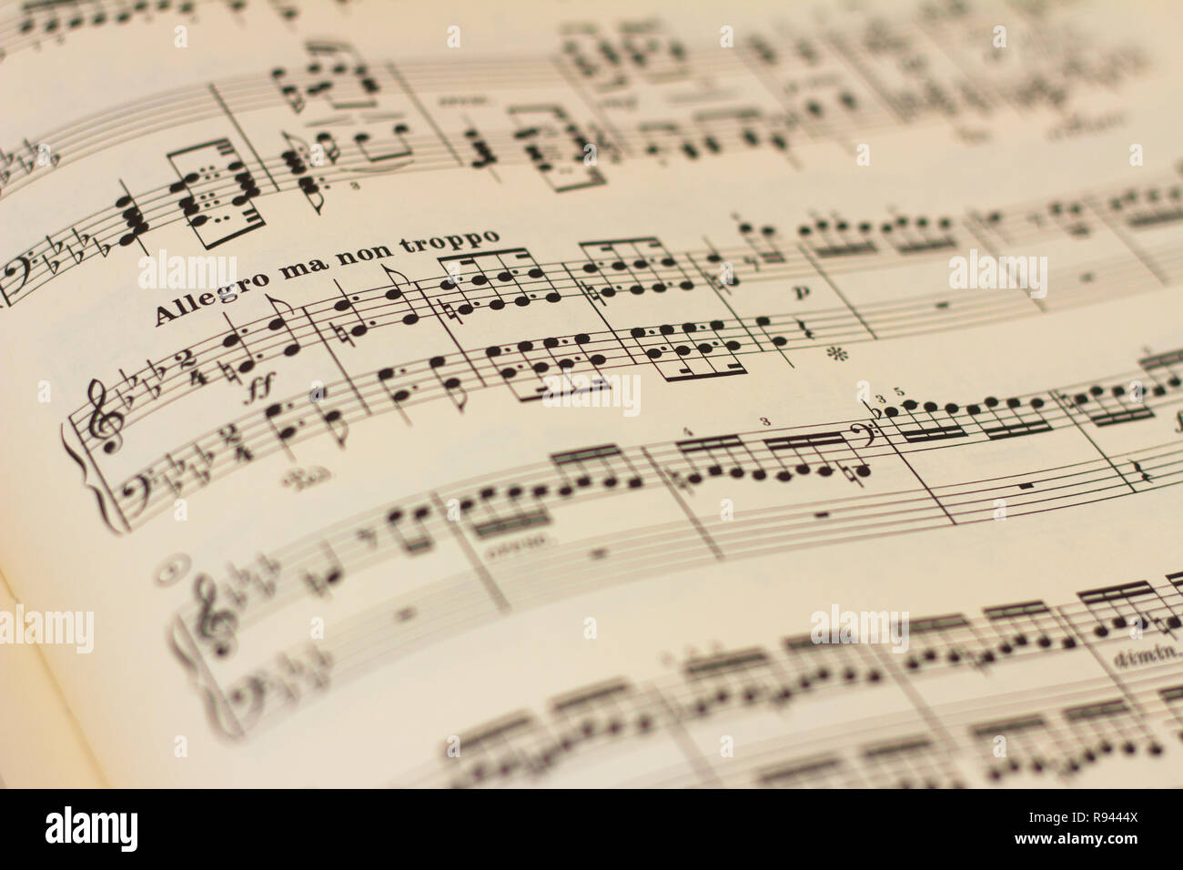 Music sheet notes background -Fotos und -Bildmaterial in hoher ...