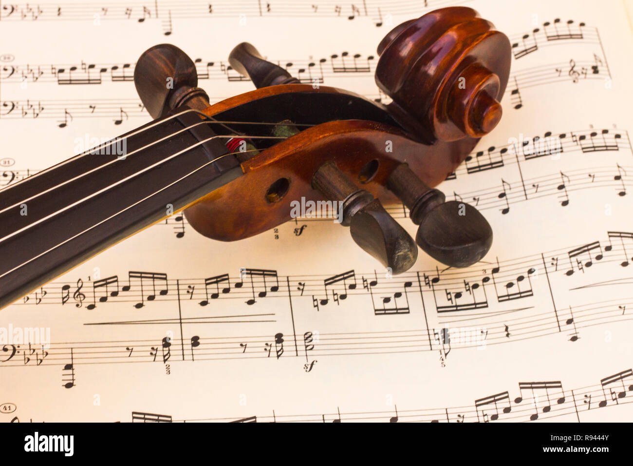 Violine Hals über eine Musik Notenblatt Stockfoto