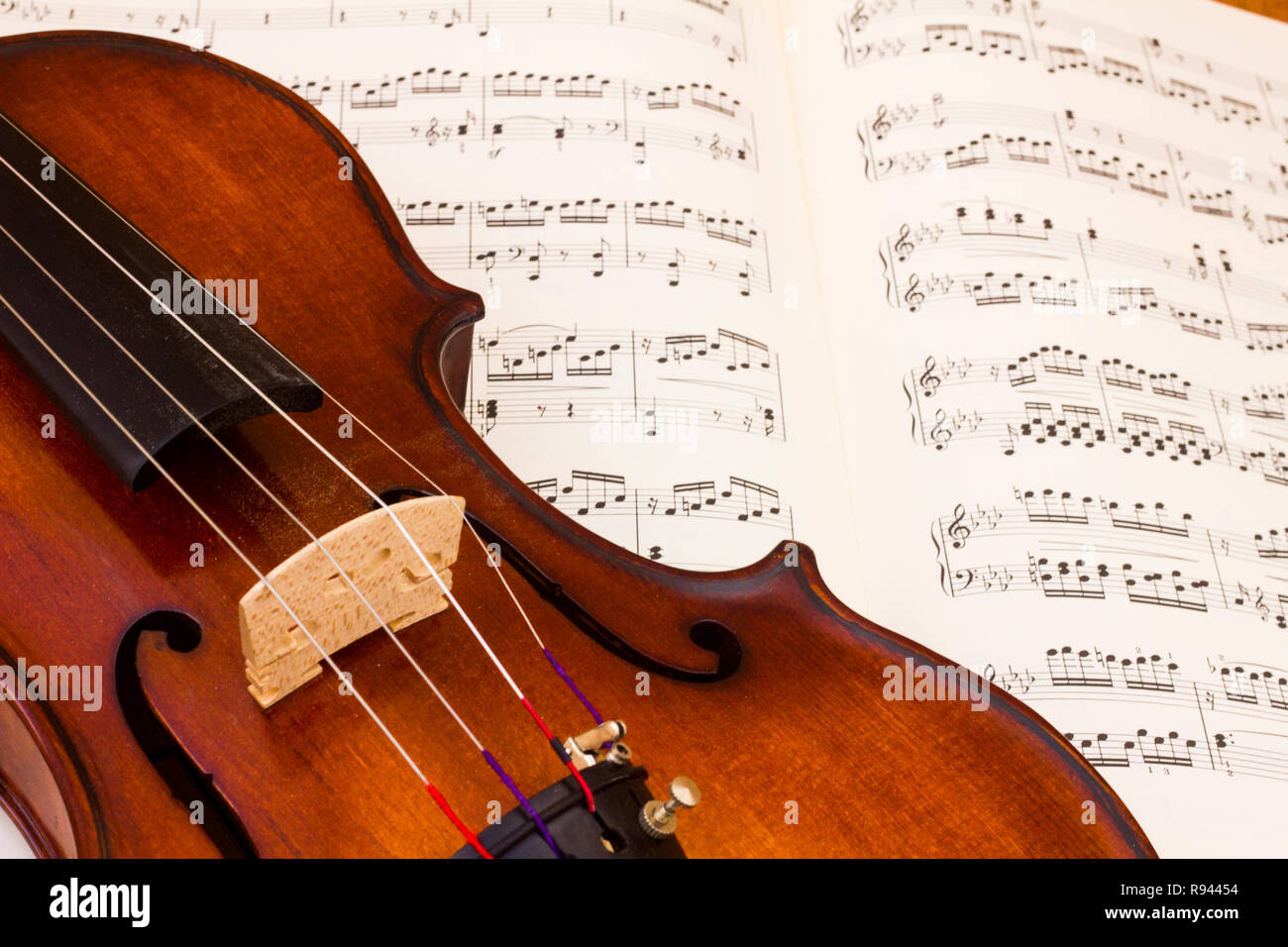 Violine über eine Musik Notenblatt Stockfoto