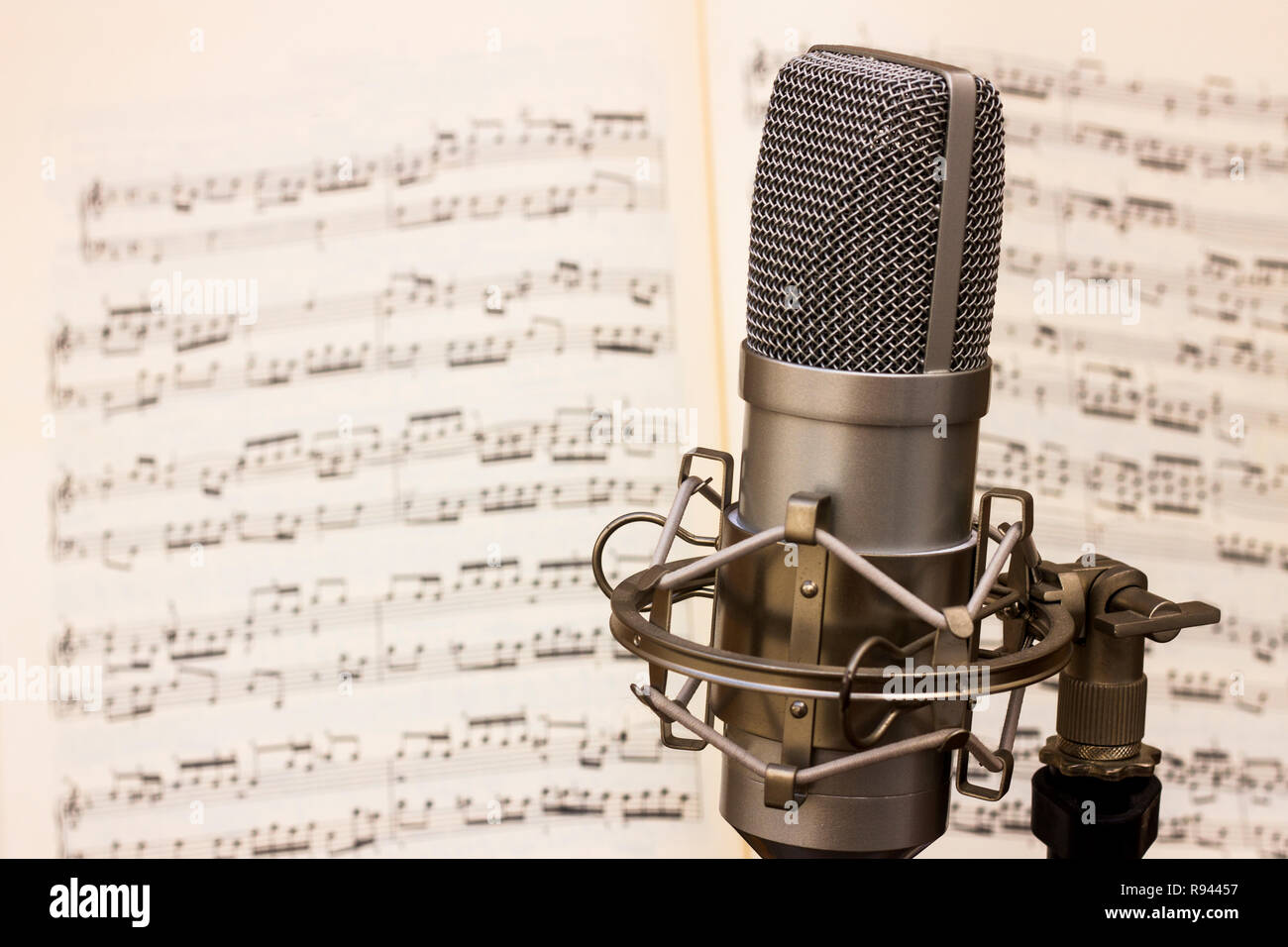 Studio Mikrofon Mit Einem Musik Notenblatt Im Hintergrund Stockfotografie Alamy
