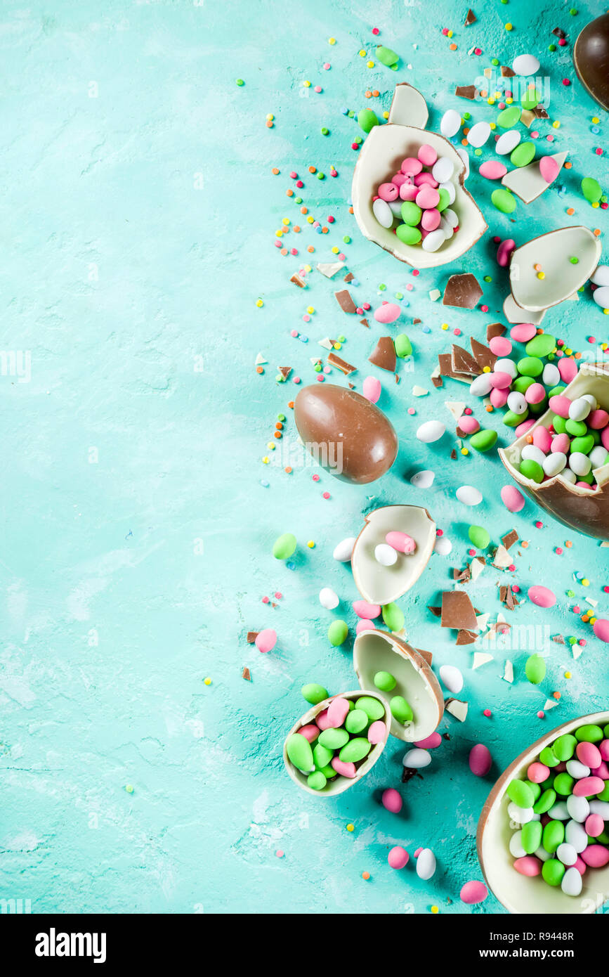Farbenfrohe Frühling Ostern Süßigkeiten Hintergrund, mit Schokolade Eier,  Zucker besprüht und Marshmallow Bunny, Türkis Hellblau konkreten  Hintergrund Kopie sp Stockfotografie - Alamy